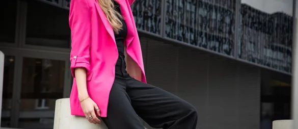 In Kombination mit neutralen Tönen wirkt der Neonlook alltagstauglich und gleichzeitig modern. - © Christin Klose/dpa-tmn