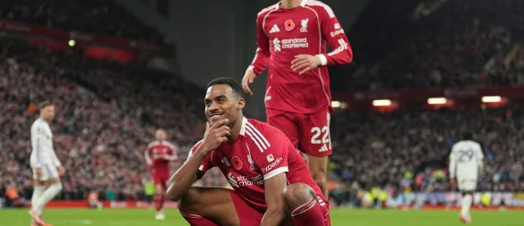 Ryan Gravenberch sorgte mit seinem Treffer gegen Aston Villa für große Erleichterung. - © Jon Super/AP/dpa