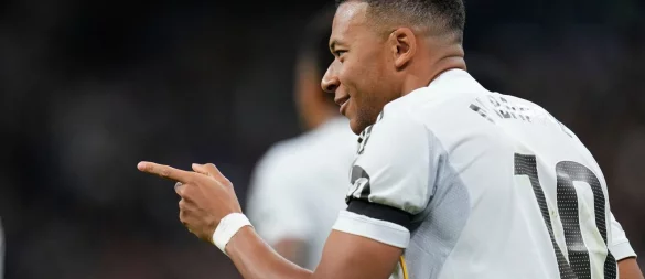 Kylian Mbappé (r) brachte Real Madrid mit seinen Toren auf Siegkurs gegen Valencia. - © Manu Fernandez/AP/dpa