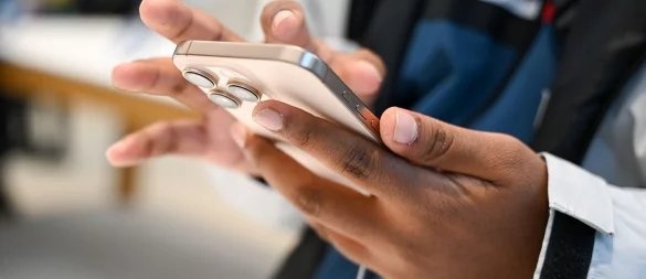 Die Kamera-App startet bislang oft unbeabsichtigt durch einen Wisch nach links: Künftig kann diese Funktion in den Einstellungen abgeschaltet werden. - © Katharina Kausche/dpa/dpa-tmn