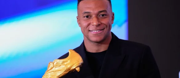 Hält stolz die nächste Trophäe in seinen Händen: Kylian Mbappé - © Manu Fernandez/AP/dpa
