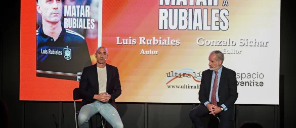 Der frühere spanische Verbandspräsident Luis Rubiales (l) spricht während der Präsentation seines Buches «Matar a Rubiales» (Rubiales killen). Kurz darauf wird er von einem Unbekannten mit Eiern beworfen. - © Francisco Guerra/EUROPA PRESS/dpa