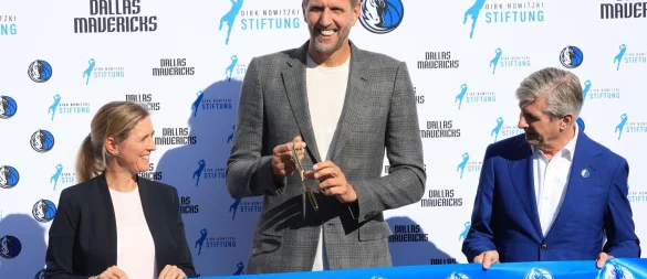 Dirk Nowitzki bei der Einweihung des Courts in Würzburg. - © Karl-Josef Hildenbrand/dpa