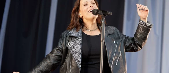 Silbermond-Sängerin Stefanie Kloß in Aktion. Die Band aus Bautzen feiert im Jahr 2027 ihr 25-jähriges Bandjubiläum. (Archivbild) - © Georg Wendt/dpa