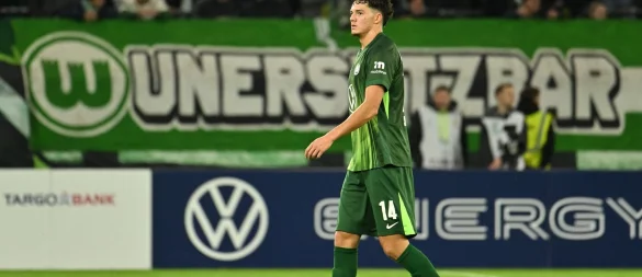 Muss vom Platz: Wolfsburgs Gelb-Rot-Sünder Jenson Seelt. - © Swen Pförtner/dpa