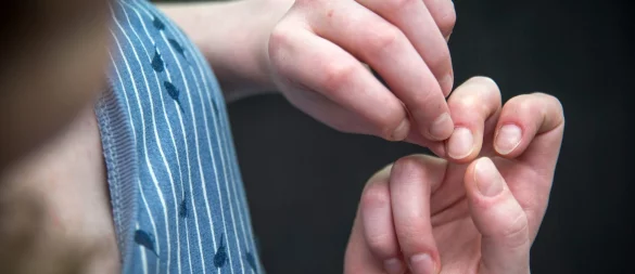 Körperfokussierte repetitive Verhaltensweisen sind weit verbreitet: Sie dienen oft als Bewältigungsstrategie für Stress, Anspannung oder unangenehme Gefühle. - © Andrea Warnecke/dpa-tmn