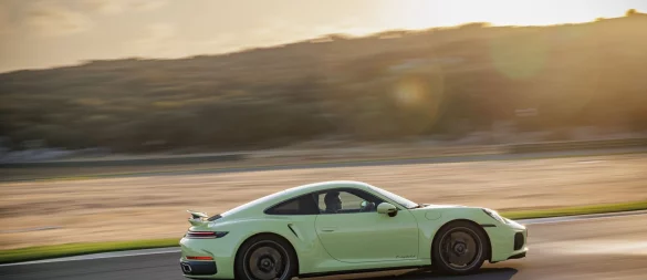 Von 0 auf 100 km/h in nur 2,5 Sekunden: Porsche präsentiert mit dem neuen 911 Turbo S das bislang stärkste Serienmodell der Baureihe. - © Daniel Wollstein/Porsche/dpa-tmn
