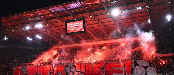 Der Pyrotechnik-Einsatz der eigenen Fans beim Heimspiel gegen den FC Basel hat Konsequenzen für den SC Freiburg. - © Tom Weller/dpa
