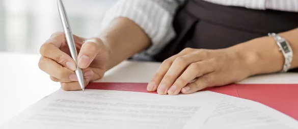 Wer es sich zutraut, sein Arbeitszeugnis selbst zu schreiben, sollte das nur mit fachlichem Gegencheck machen. - © Monique Wüstenhagen/dpa-tmn