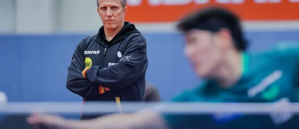 Tischtennis-Bundestrainer Jörg Roßkopf beim Training mit Nationalspieler Dang Qiu. - © Rolf Vennenbernd/dpa