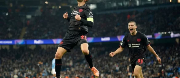 Leverkusens Alejandro Grimaldo jubelt nach seinem Führungstreffer. - © Dave Thompson/AP/dpa