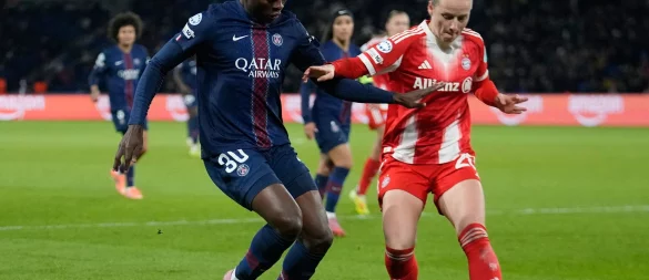 Enges Duell: Bayerns Franziska Kett (r) im Zweikampf mit PSG-Spielerin Merveille Kanjinga. - © Michel Euler/AP/dpa