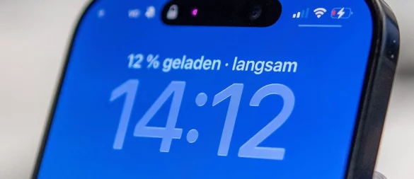 «Slow Charger»: Wie schnell ein iPhone auflädt, hängt von der Wattleistung des Ladegeräts ab. - © Nico Tapia/dpa-tmn