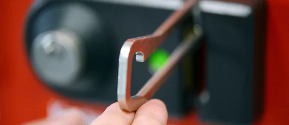 Ein Kastenschluss mit einem Sperrbügel dient der zusätzlichen Sicherung vor Einbruch. ( - © Susann Prautsch/dpa-tmn