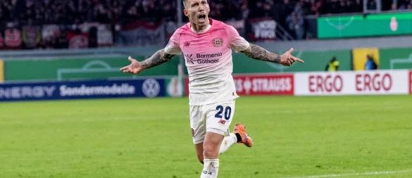 Alejandro Grimaldo gehört bei Bayer Leverkusen derzeit zu den Leistungsträgern. (Archivbild) - © David Inderlied/dpa