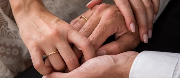 Wird die Ehe in Kenntnis einer bereits lebensbedrohlichen Erkrankung geschlossen, kann die gesetzliche Vermutung einer Versorgungsehe nur in seltenen Ausnahmefällen widerlegt werden. - © Christin Klose/dpa-tmn