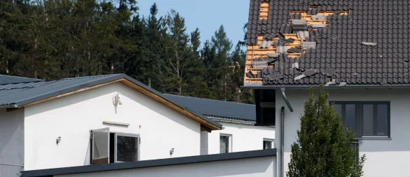 Hat ein Sturm das Dach des Eigenheims beschädigt, kommt die Wohngebäudeversicherung für den Schaden auf. - © Sven Hoppe/dpa/dpa-tmn
