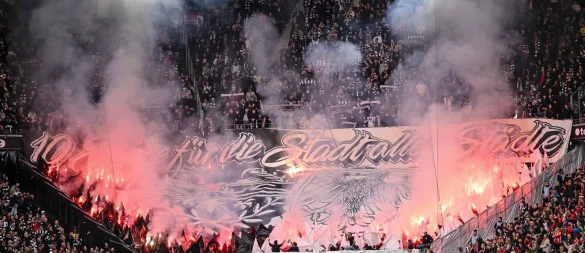Laut Polizei gibt es einen starken Anstieg bei Verstößen mit Pyrotechnik rings um den Profifußball. - © Harry Langer/dpa