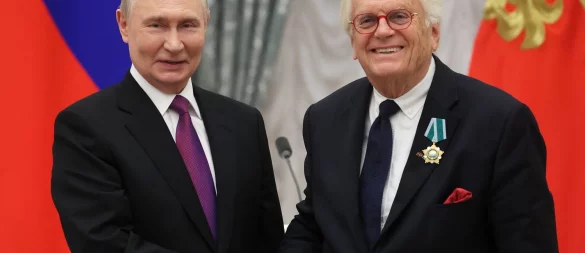 Trotz des andauernden Konflikts zwischen Russland und dem Westen hat Kremlchef Wladimir Putin dem deutschen Pianisten und Dirigenten Justus Frantz einen Orden verliehen. - © Maxim Shipenkov/Pool EPA via AP/dpa