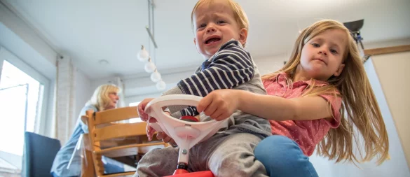 Da müssen sie erst mal alleine durch: Geschwister sollten miteinander streiten können. - © Christin Klose/dpa-tmn