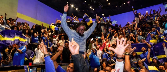 Die Fans der Insel-Auswahl feierten den Moment für die Geschichtsbücher. - © Marco Van Der Caaij/ANP/dpa