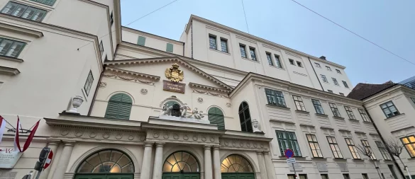 Die Jury würdigte mit dem Preis die Rückkehr des traditionsreichen Hauses nach einer zweijährigen Schließung und umfassenden Renovierung. - © Albert Otti/dpa