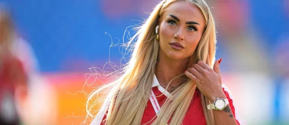 Zeigt ein verwüstetes Zimmer: Alisha Lehmann. - © Martin Meissner/AP/dpa