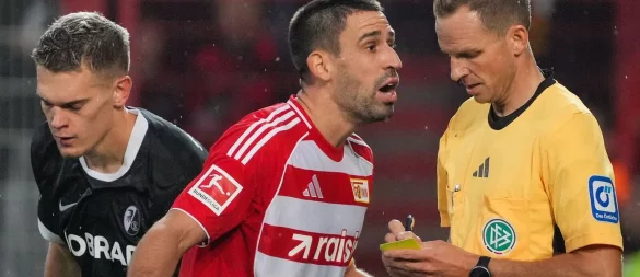 Rani Khedria kann eine Entscheidung von Schiedsrichter Storks nicht verstehen. - © Soeren Stache/dpa