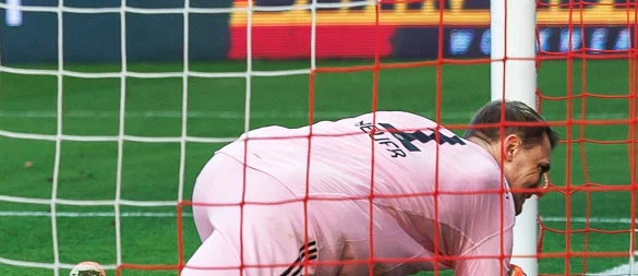 Damit hatte auch Manuel Neuer zunächst nicht gerechnet. - © Andreas Gora/dpa