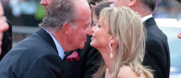 Mitten in einer Wirtschaftskrise ging Spaniens König Juan Carlos auf Elefantenjagd, mit Corinna zu Sayn-Wittgenstein und Freunden - unter anderem das kostete ihn den Thron. - © Picture Alliance/Schroewig/Maels/ZDF/dpa