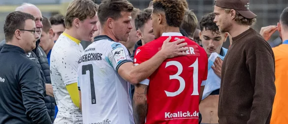 Nach dem Eklat gab es viele aufmunternde Worte für den Cottbuser Justin Butler. Jetzt ermittelt der DFB. - © Heike Feiner/Eibner Pressefoto/dpa