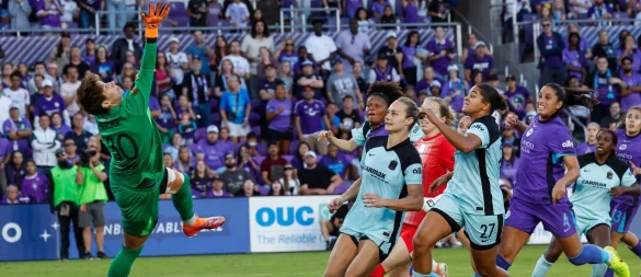 Nationaltorhüterin Ann-Katrin Berger (l) rettete den Halbfinal-Sieg ihres US-Teams Gotham FC in der Nachspielzeit. - © Kevin Kolczynski/AP/dpa