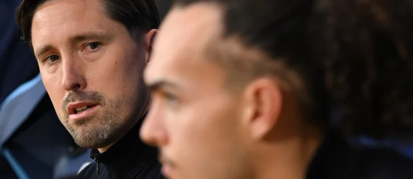 Co-Trainer Jan Fießer (l) vertrat den erkälteten Eintracht-Chefcoach Dino Toppmöller auf der Pressekonferenz. - © Arne Dedert/dpa