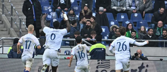 Großer Jubel bei Darmstadt 98 nach dem Siegtreffer von Hiroki Akiyama (M) in Hannover. - © Swen Pförtner/dpa