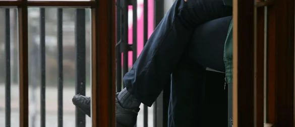 Auf dem Balkon rauchen? Fühlen sich Nachbarn davon zurecht gestört, können dem Raucher zum Beispiel zeitliche Grenzen gesteckt werden. - © Ingo Wagner/dpa/dpa-tmn