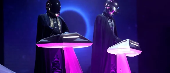 Bis zu ihrer Trennung im Februar 2021 verkaufte das Duo Daft Punk über 80 Millionen Tonträger weltweit. (Archivbild) - © Matt Sayles/Invision/AP/dpa