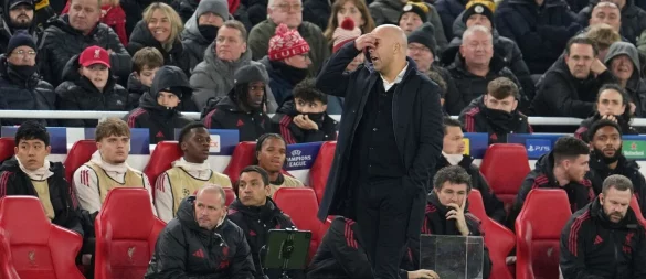 Trainer Arne Slot macht mit dem FC Liverpool schwere Zeiten durch. - © Jon Super/AP/dpa