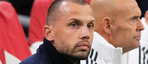 John Heitinga ist nicht länger Trainer von Ajax Amsterdam. - © Patrick Post/AP/dpa