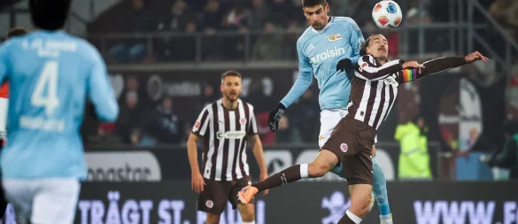 Zurück in der Startelf: St. Paulis Kapitän Jackson Irvine (r). - © Christian Charisius/dpa