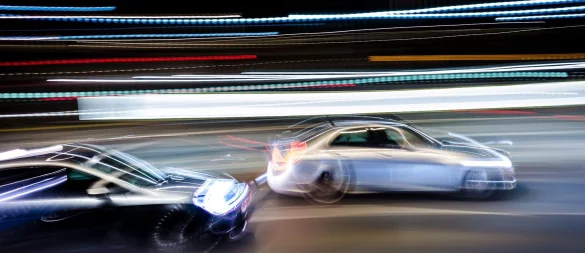 Geblinkt und doch nicht abgebogen: Entscheidet sich der Vordermann wider Erwarten um, können andere Verkehrsteilnehmer mithaften, falls es zum Crash kommt. - © Frank Rumpenhorst/dpa/dpa-tmn