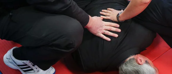 Jemanden gegen dessen Willen festhalten? Hat jemand zuvor eine Straftat begangen, dürfen couragierte Bürgerinnen und Bürger tatsächlich von einer Jedermann-Festnahme Gebrauch machen. - © Axel Heimken/dpa/dpa-tmn