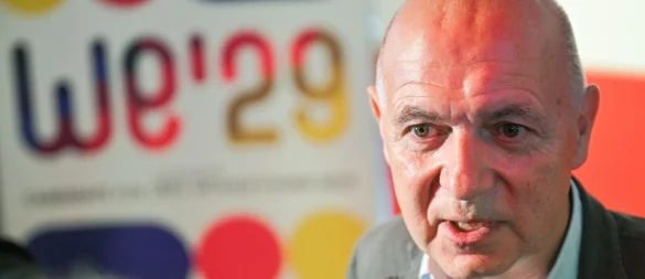 DFB-Präsident Bernd Neuendorf denkt «perspektivisch» an eine Männer-WM in Deutschland - © Sebastian Gollnow/dpa