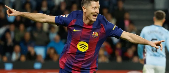 Robert Lewandowski erzielte drei Treffer für den FC Barcelona beim Sieg in Vigo. - © Lalo R. Villar/AP/dpa