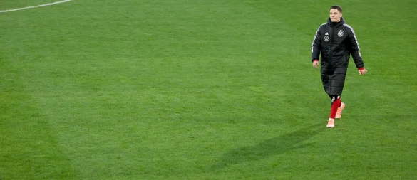 Florian Wirtz geht über den Trainigsplatz. - © Christian Charisius/dpa