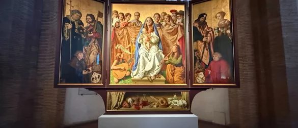 Der Cranach-Triegel-Altar steht nun für zwei Jahre in der Kirche Santa Maria della Pietà in Rom. - © Christoph Sator/dpa