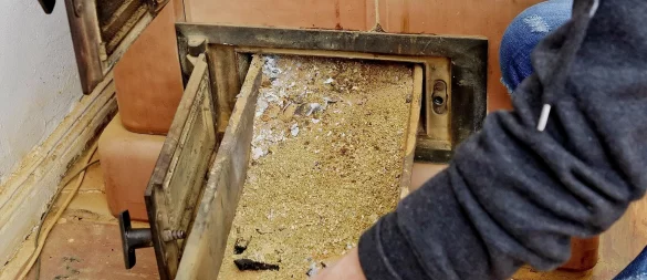 Vor dem Entsorgen muss die Asche vollständig erkaltet sein: Glutnester können noch Tage später Brände verursachen. - © Monique Wüstenhagen/dpa-tmn