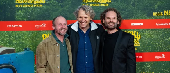 Florian Brückner (l) spielt Meister Eder, Maxi Schafroth (r) spricht den Pumuckl. - © Lennart Preiss/dpa