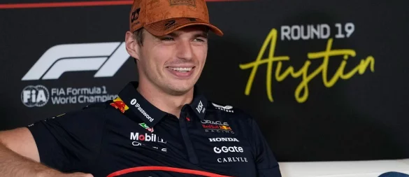 Gute Laune beim viermaligen Weltmeister Max Verstappen. - © John Locher/AP/dpa