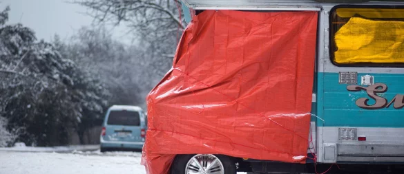 Überwintert das Wohnmobil im Freien, sollte man eine Abdeckplane und zusätzliche Diebstahlsicherungen verwenden: Radkralle, Lenkradsperre und Kopplungsschloss sorgen für Schutz. - © Frank Rumpenhorst/dpa/dpa-tmn