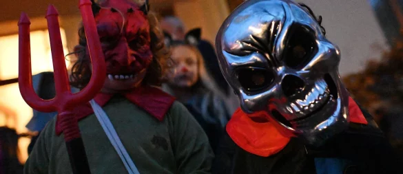 Halloween: Gruselig kostümieren ist in Ordnung, anderen Streiche zu spielen, kann aber Grenzen überschreiten. - © Swen Pförtner/dpa/dpa-tmn